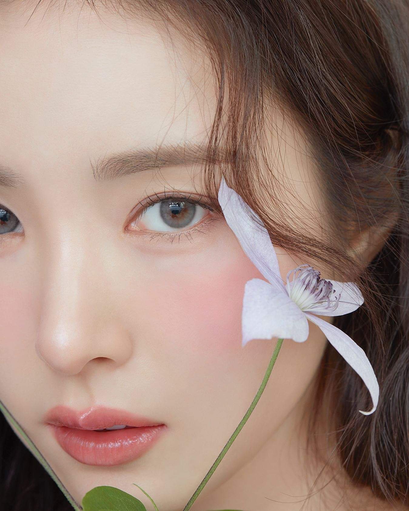 Kim Ji-won looking elegant and regal, embodying a romance fantasy heroine.