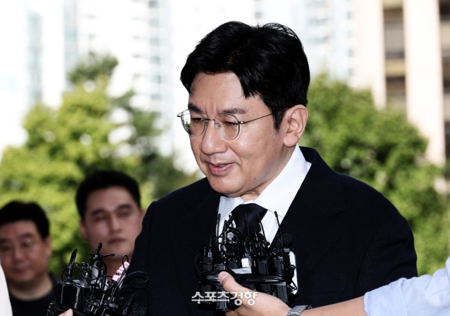 HYBEのパン・シヒョク議長に関連する捜査状況を報じるニュース画面。警察の法理検討が長引いていることを示唆している。