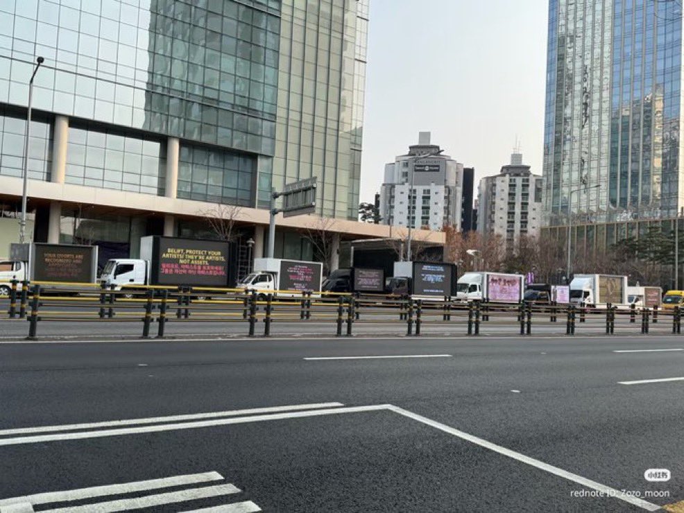 夜のHYBE本社前に並ぶトラックの列。ファンの執念が感じられる