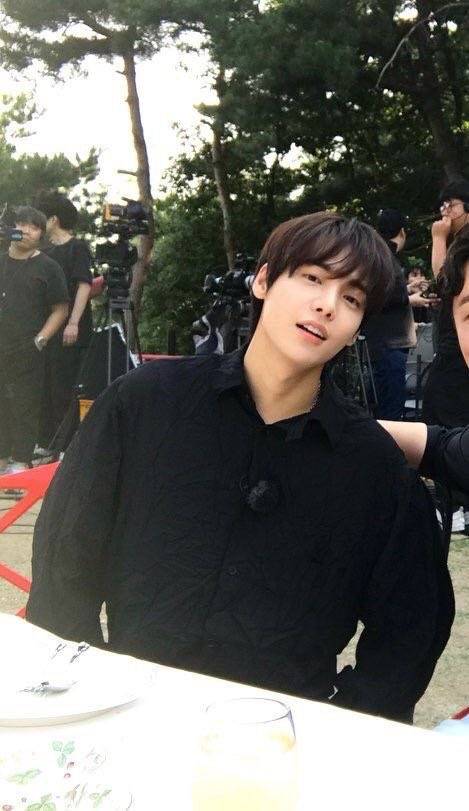 横顔のラインが完璧なアイドルのポートレート。ファンの間では、このビジュアルが拝めない日々を「視力の損失」と呼ぶ声も。