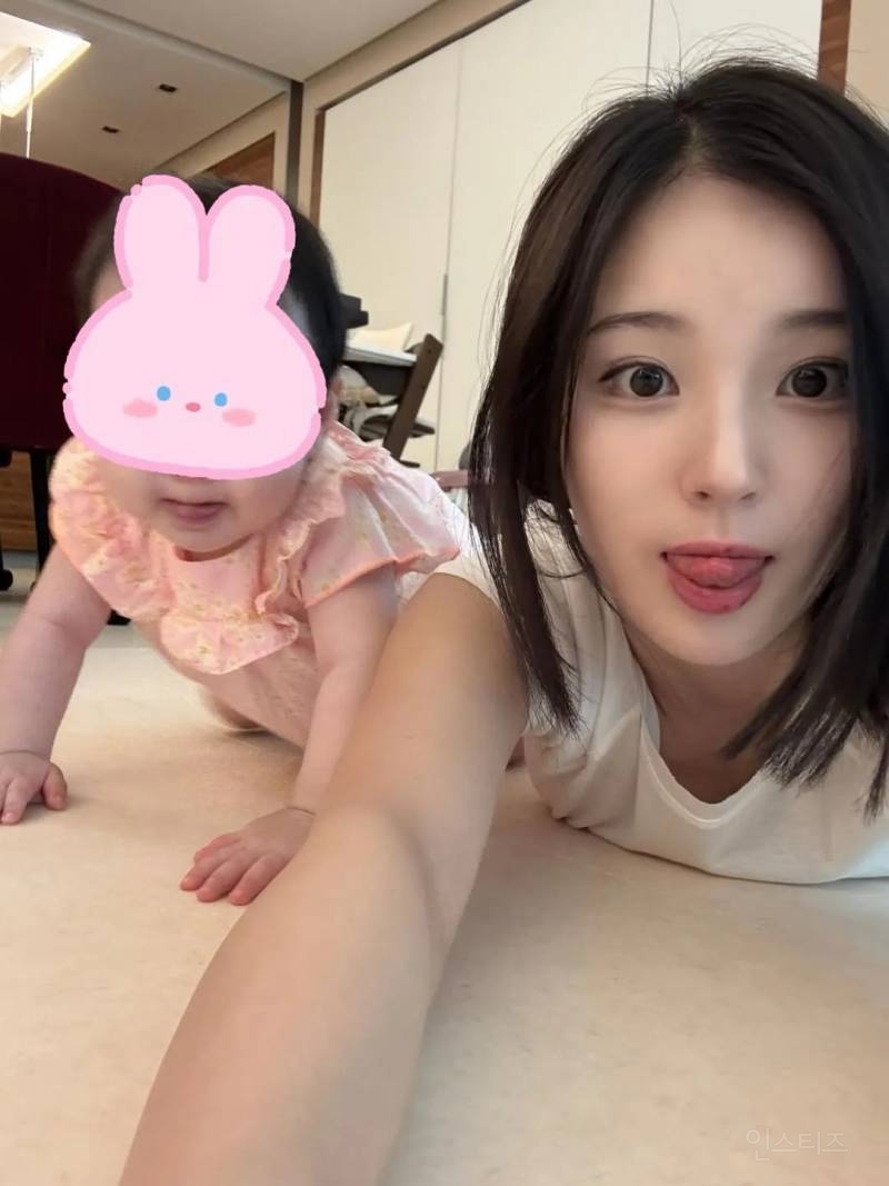 ベビーカーを押しながら微笑むソヒのスタイリッシュな近況ショット