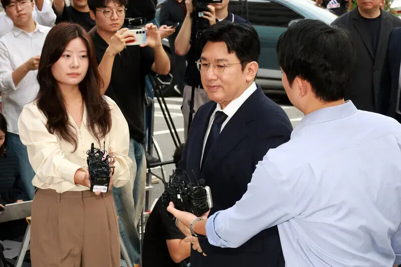 2025년 9월 경찰 조사를 위해 출석하던 방시혁 의장의 모습. 오늘 구속영장 신청으로 다시금 주목받고 있다.