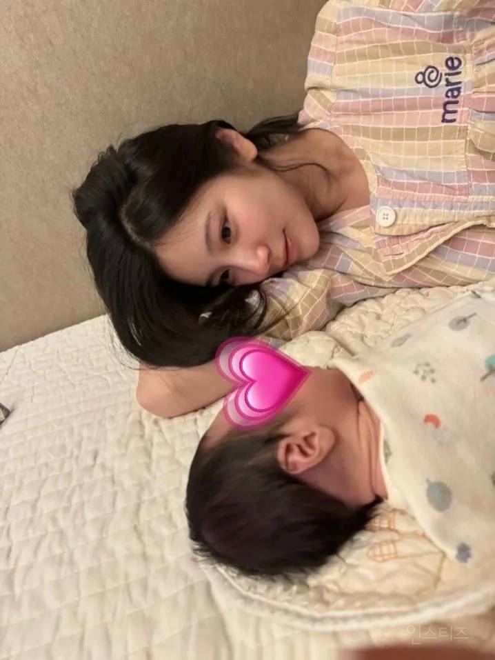 赤ちゃんを抱きしめる元ALICEソヒの穏やかな表情