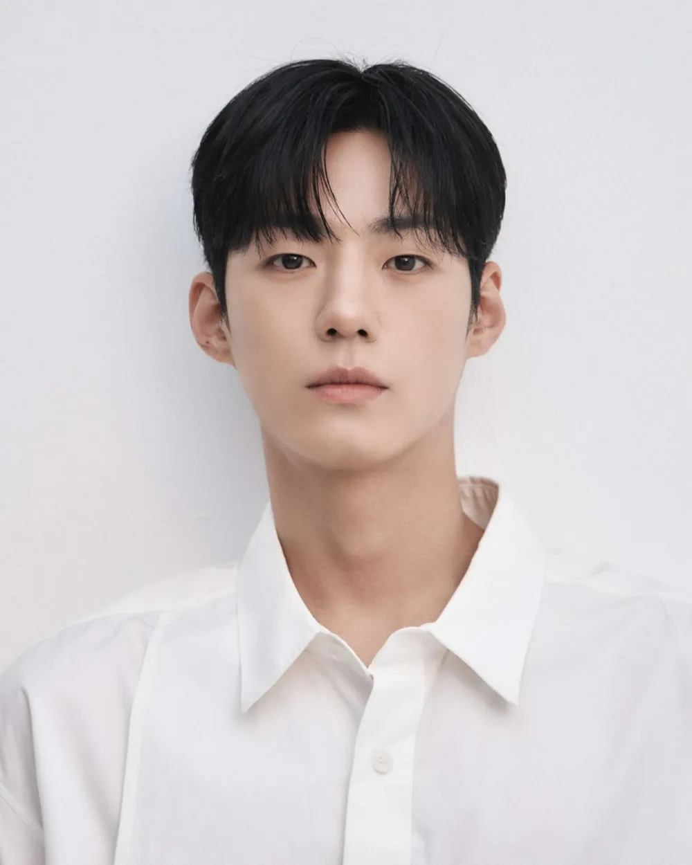 Atmospheric promotional still of the lead actor in character as Baek Na-kyum, showcasing the moody Joseon-era lighting.