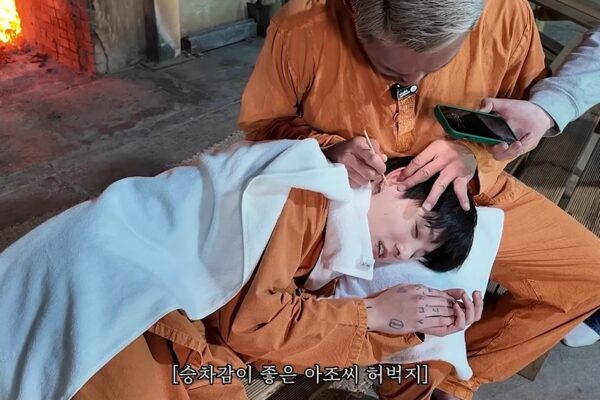 BTSジョングクが秋山成勲に耳掃除！？この意外すぎる「黄金ブロマンス」にネット騒然✨