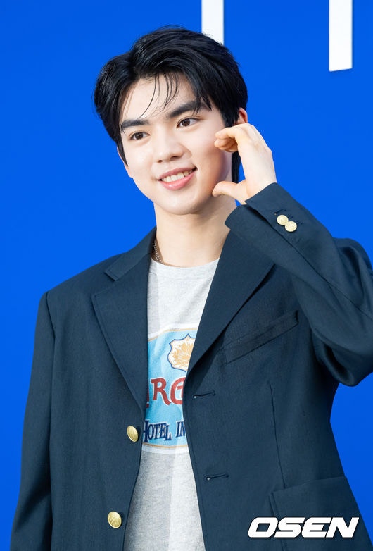 Cha Jun-hwan posando con un estilo sofisticado que resalta su perfil de modelo y atleta.