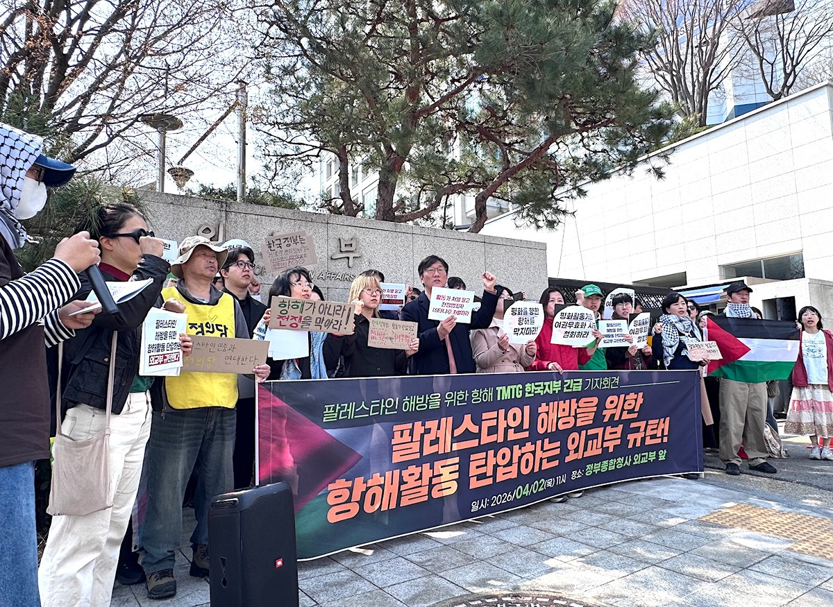 Protesters gathered in front of the Ministry of Foreign Affairs building holding signs and demanding the cancellation of the passport return order.