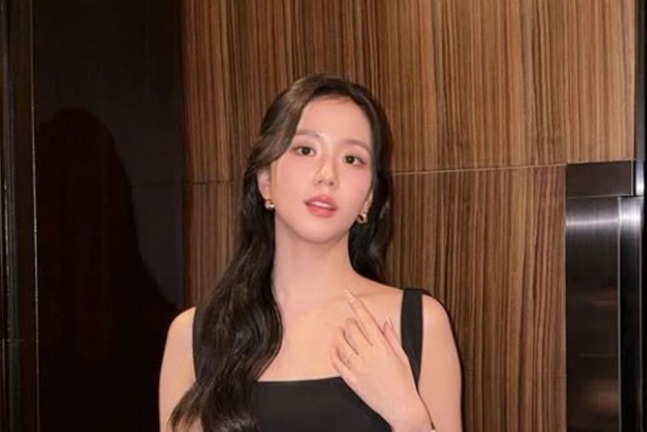 Jisoo de BLACKPINK y el logo de su agencia Blissoo