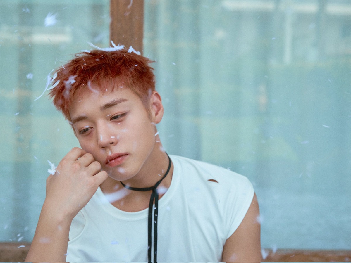 강렬한 눈빛으로 카메라를 응시하는 박지훈의 클로즈업 샷