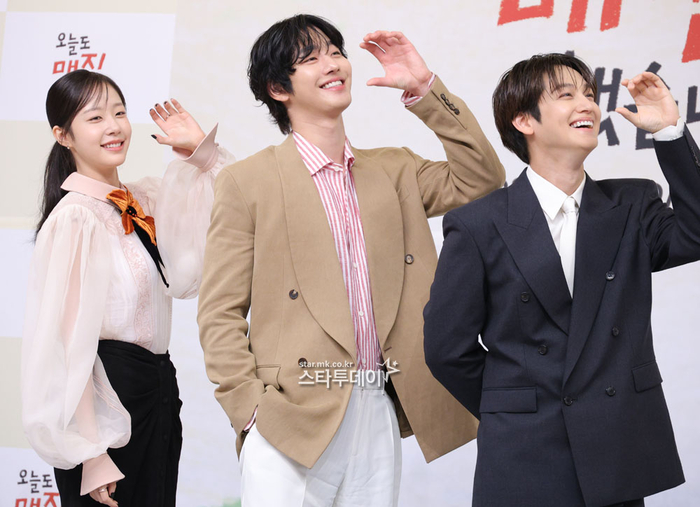 Ahn Hyo-seop smiling warmly during the Q&A session at the 목동 SBS building.