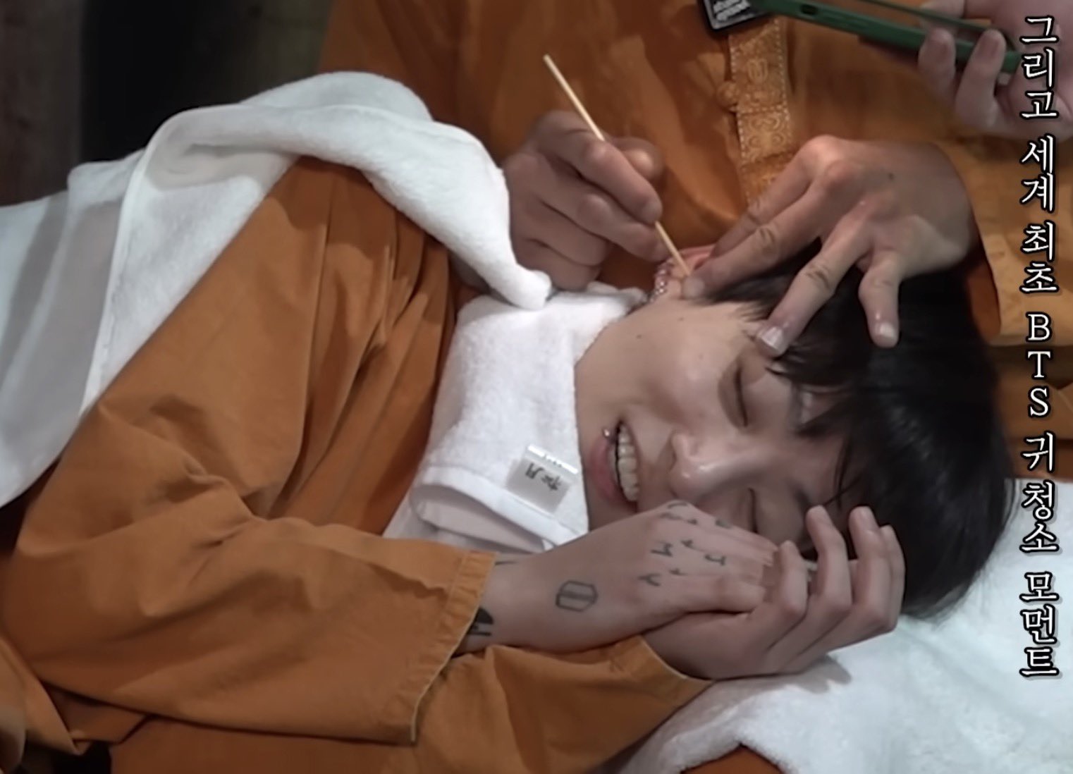 Jungkook looking relaxed and happy while hanging out with Choo Sung-hoon