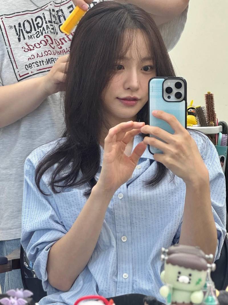 A compilation of the most popular female participants from Heart Signal seasons 1 through 4.