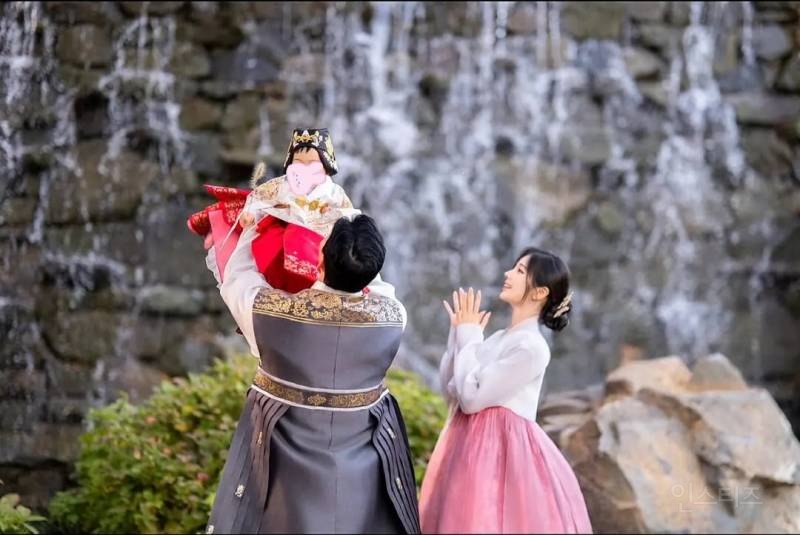 赤ちゃんの小さな手を見つめるソヒの幸せそうな日常