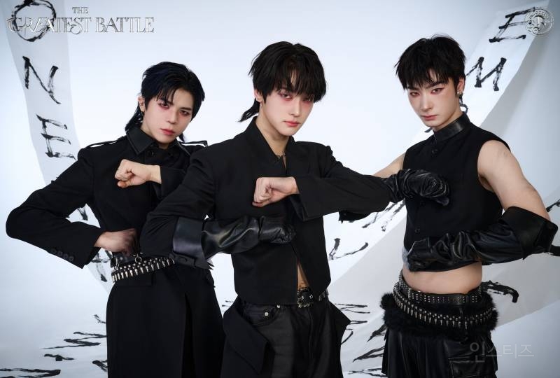 빅오션과 피원하모니 지웅의 One Man Army 수어 챌린지 장면