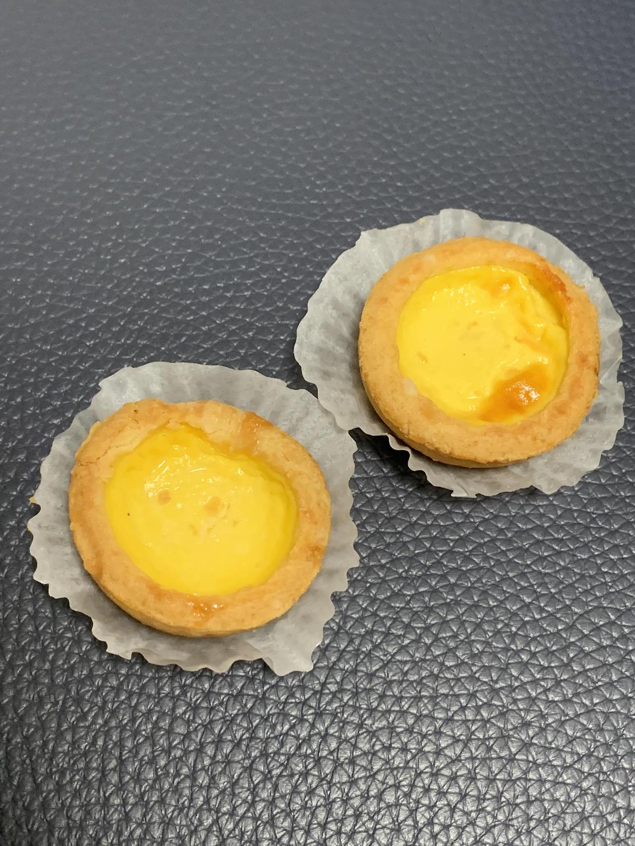 マカオ式エッグタルト。何層にも重なったパイ生地と、表面の美味しそうな焦げ目が食欲をそそる