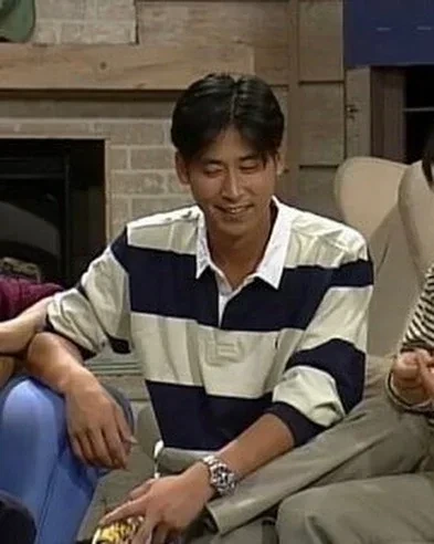 레트로한 무드의 체크 셔츠와 안경으로 완성한 신동엽의 90년대 룩