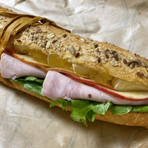 신선한 사과와 햄이 가득 들어간 성심당 샌드위치 클로즈업