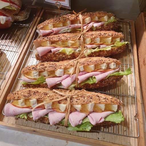 성심당 매장에 진열된 샌드위치들의 영롱한 자태