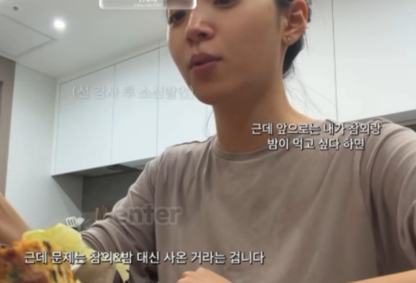 議論の的となっている、夫が選んだ花束。ロマンチックだが、今回の文脈では意見が分かれるアイテム