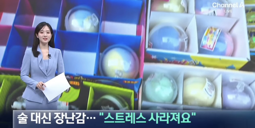 A collection of high-end character collectibles and designer toys popular among the 20-30 demographic in Korea.