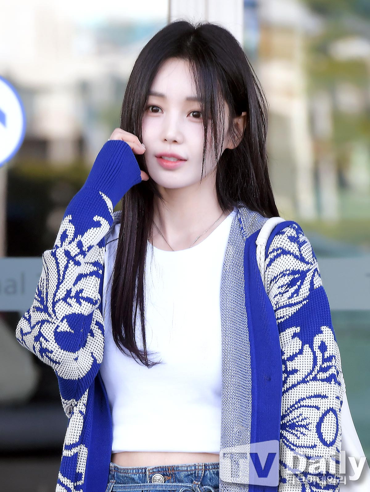 아일릿 원희의 인형 같은 비주얼 근접샷