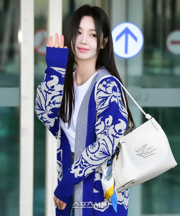 무대 위에서 몽환적인 표정을 짓고 있는 아일릿 원희