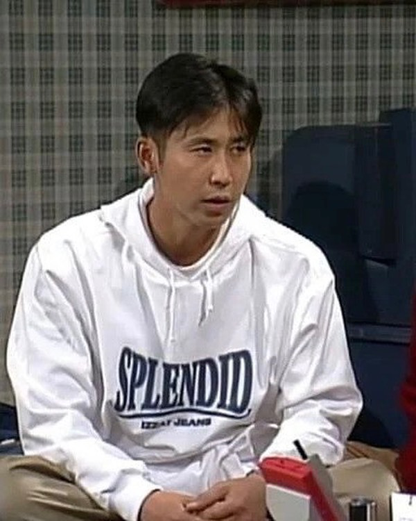 90년대 시트콤 속 신동엽의 옐로우 니트 코디와 힙한 안경 스타일링