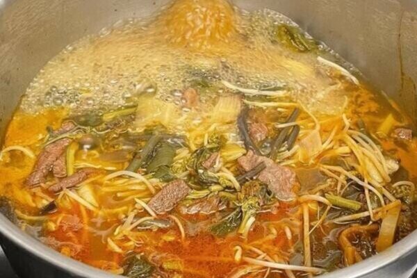 ソン・イェジンの手料理が論争の的に？「ユッケジャン」vs「大邱式ソゴギムグク」徹底解説！