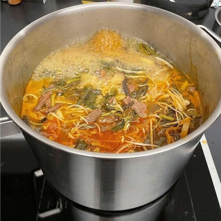 손예진이 인스타그램에 공유한 직접 만든 정갈한 한식 상차림과 붉은 국물의 모습