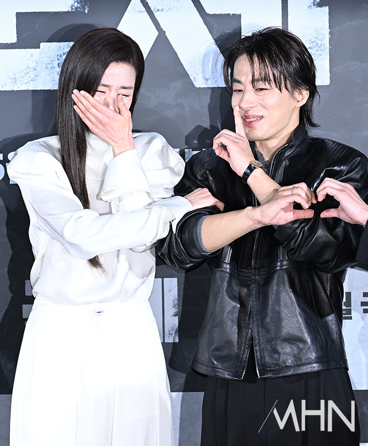 A close-up shot of Jun Ji-hyun and Koo Kyo-hwan sharing a lighthearted moment, highlighting their contrasting visual styles.