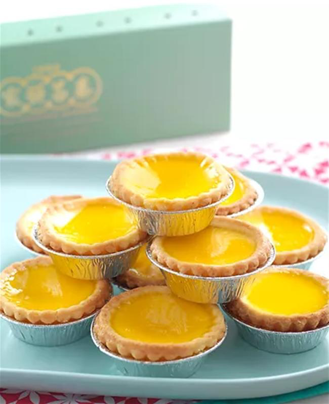 香港式とマカオ式のエッグタルトの比較画像。左は滑らかな表面、右はキャラメリゼされた焦げ目が特徴的