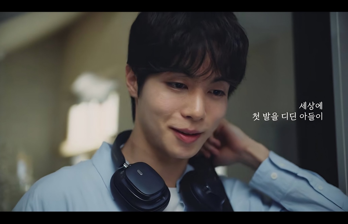 일상적인 공간에서 촬영된 듯한 자연스러운 신발 광고 컷