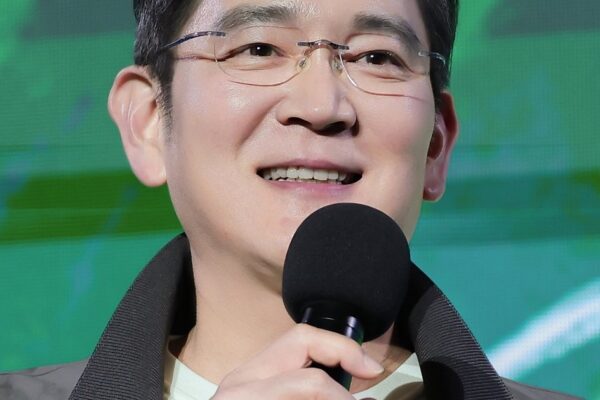 K-Pop Fansites Swapped Idols for Samsung’s CEO and I’m Screaming