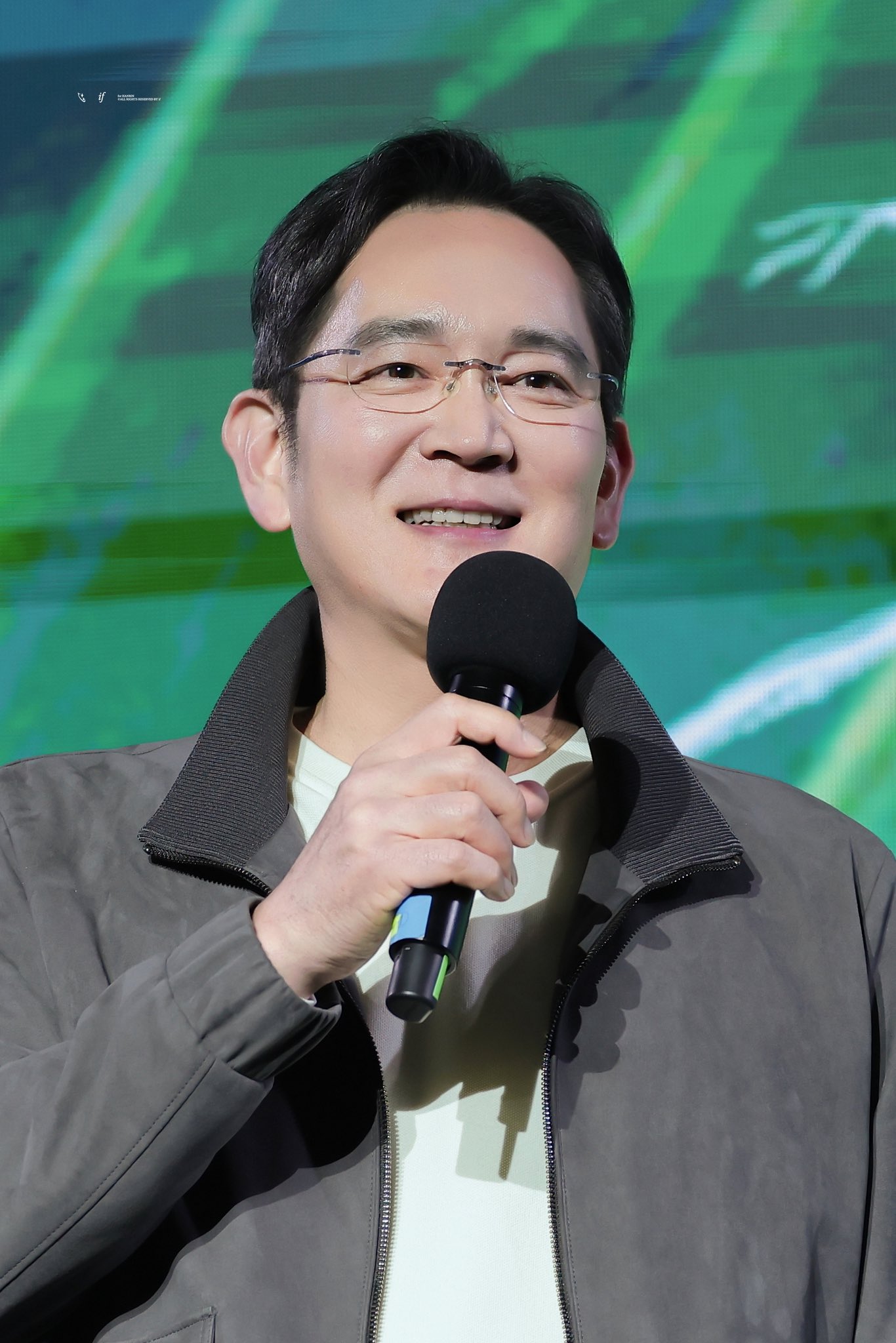 A high-quality fansite-style photo of Samsung Chairman Lee Jae-yong, edited with K-pop idol aesthetics.
