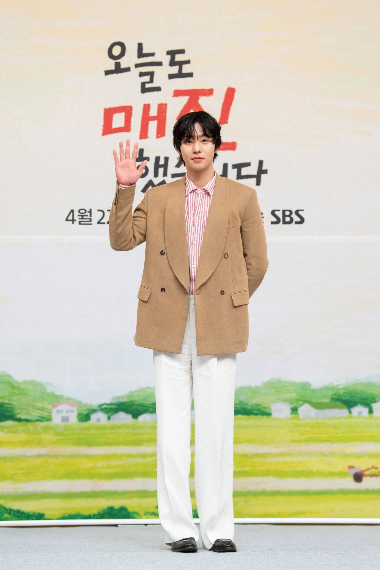 Ahn Hyo-seop looking sharp yet approachable at the SBS press conference for Today is Sold Out.